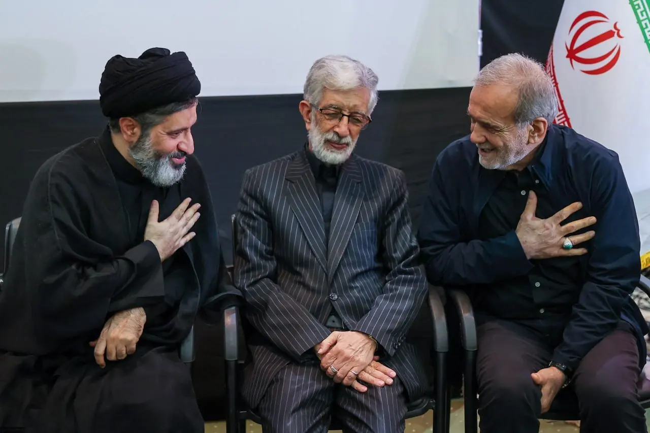سید مسعود خامنهای و مسعود پزشکیان / تصویر خاص از حضور رئیس دولت و فرزند رهبر شهید در مراسم چهلمین روز تدفین
