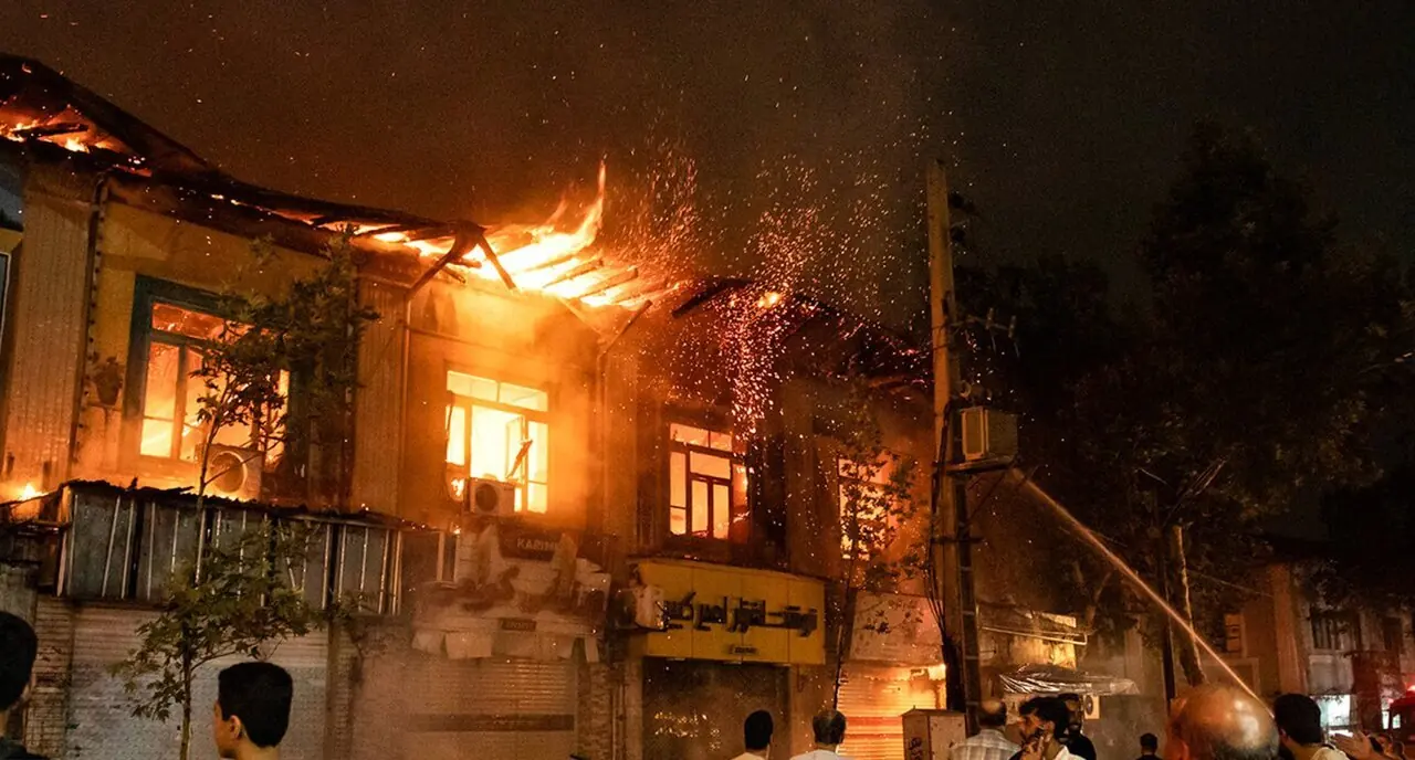 روایت کسبه از آتش سوزی بازار گرگان/ آتش خاموش شد؛ اما خطر ادامه دارد