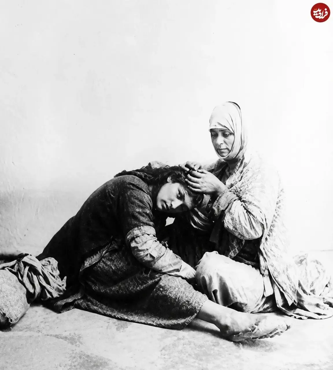 عکس/ آرایشگر زن در حال گرفتن شپش سر یک زن جوان در دوره قاجار