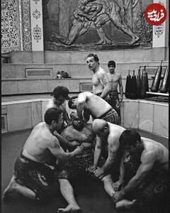 عکس/ باستانیکارها در حال ماساژ دادن شعبان جعفری؛ سال ۱۳۵۰