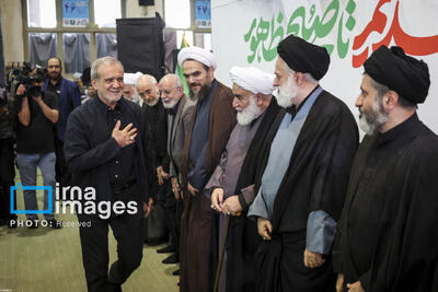  خوش آمد گویی فرزندان رهبر شهید به پزشکیان در مراسم چهلم رهبر شهید