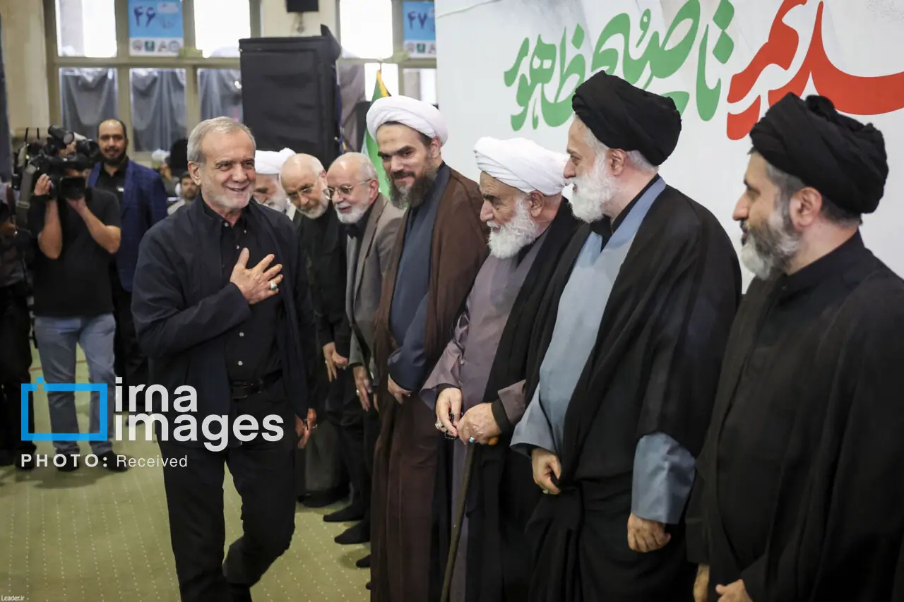  خوش آمد گویی فرزندان رهبر شهید به پزشکیان در مراسم چهلم رهبر شهید