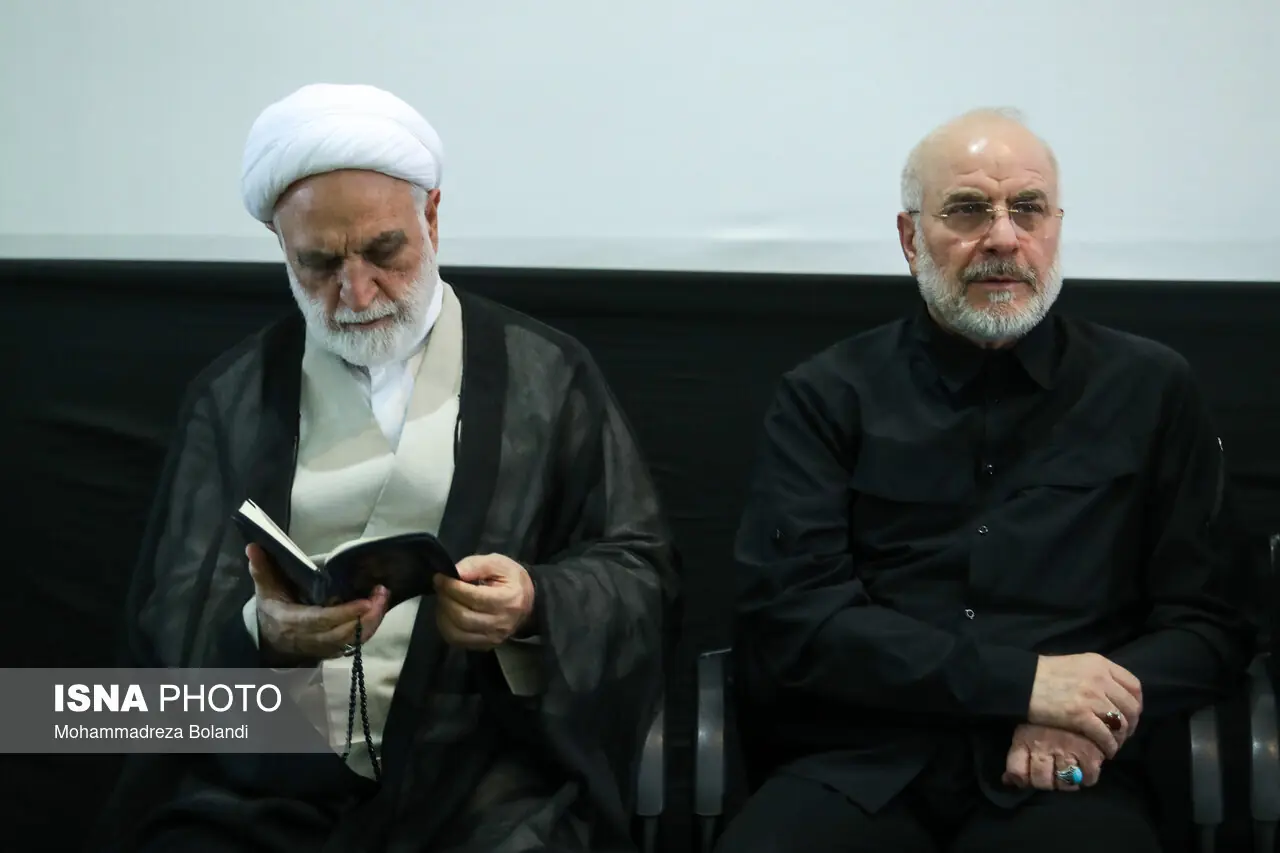  حضور سران قوا در مراسم چهلم رهبر شهید انقلاب/ هم نشینی قالیباف و دایی فرزندان رهبر شهید+ تصاویر