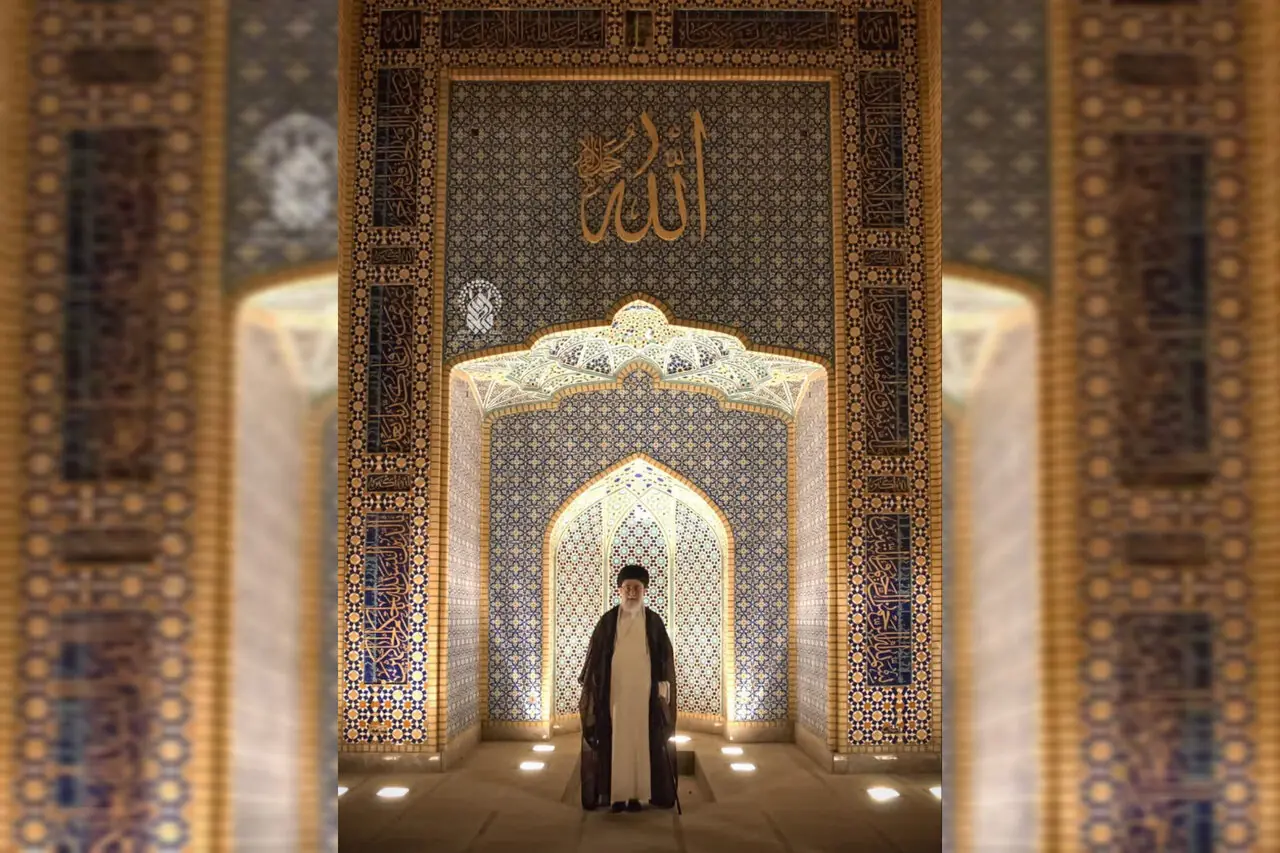  انتشار تصویری از حضور رهبر شهید در حرم حضرت معصومه(س)