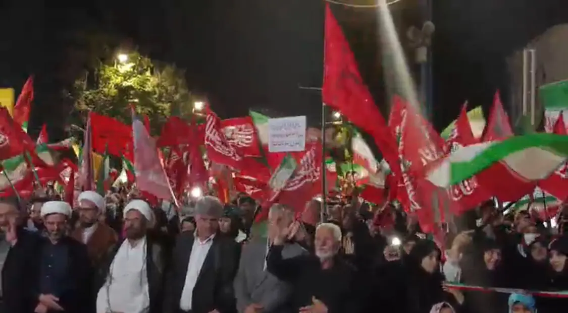  اجتماع پرشور مردم ارومیه در شب اربعین رهبر شهید انقلاب در خیابان