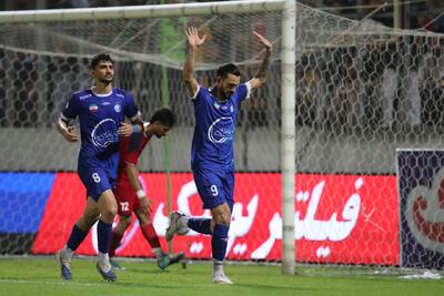 عکس | شادی خاص گلزن استقلال؛ آزادی گل را به فرزندش تقدیم کرد! - پارس فوتبال