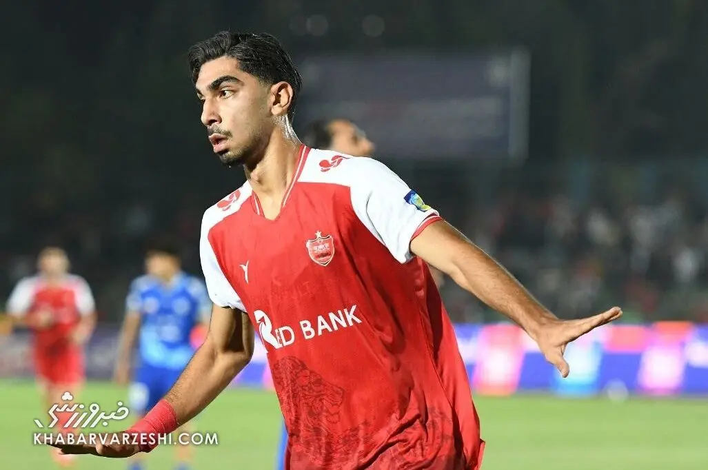 زننده گل صدرنشینی پرسپولیس: بوسیدن لوگو؟ عشق بچگی!/ گلزن مهم نیست بردن مهم است - پارس فوتبال