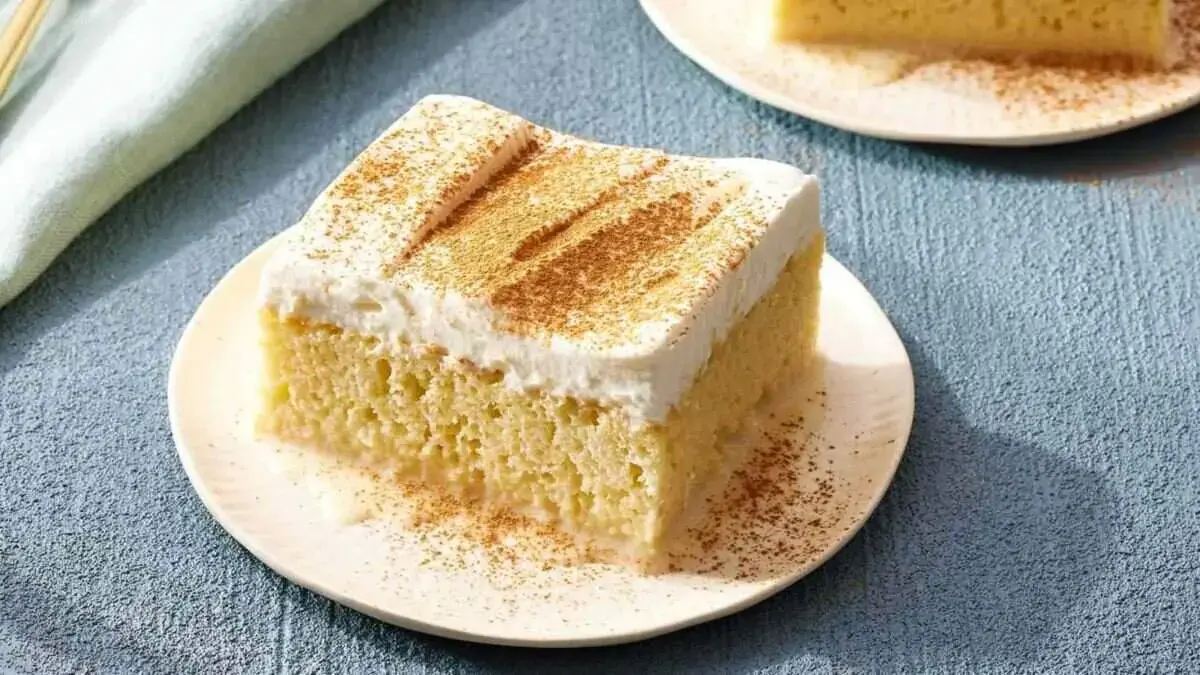 طرز تهیه کیک شنی خانگی با روکش شیرعسلی و نارگیل