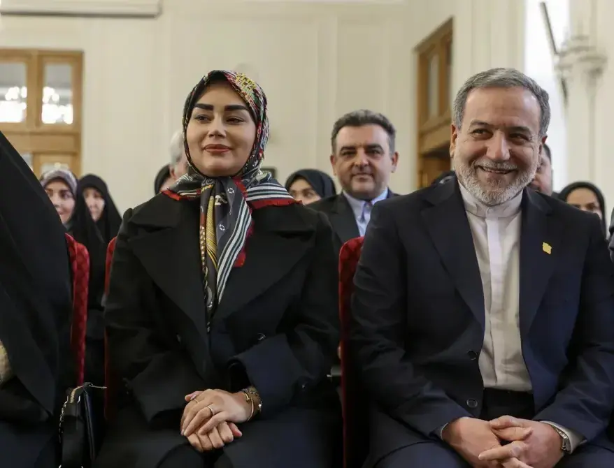 ببینید| حضور همسر عراقچی در مراسم بزرگداشت رهبر شهید