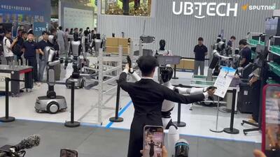 اجرای رقص مشترک ربات بالرین از شرکت UBtech با یک انسان در نمایشگاه جهانی رباتیک 2026 پکن