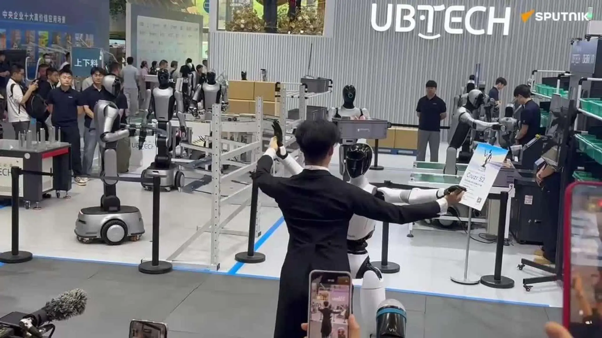 اجرای رقص مشترک ربات بالرین از شرکت UBtech با یک انسان در نمایشگاه جهانی رباتیک 2026 پکن