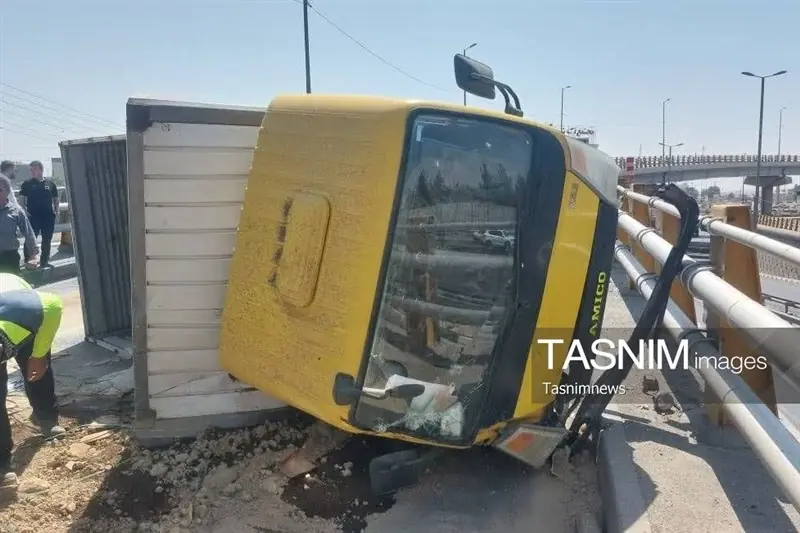 تصادف زنجیرهای در باقرشهر؛ نشت گازوئیل مسیر را لغزنده کرد - تسنیم