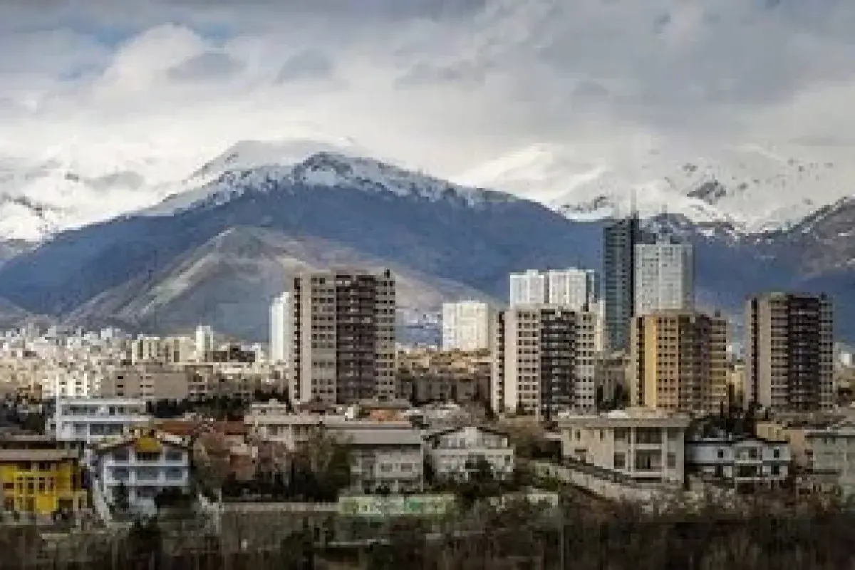 روزنامه فرهیختگان: لوکسبازی در شمال تهران وسط جنگ / خانههایی که قیمتشان به متری 2.5 میلیارد تومان میرسد