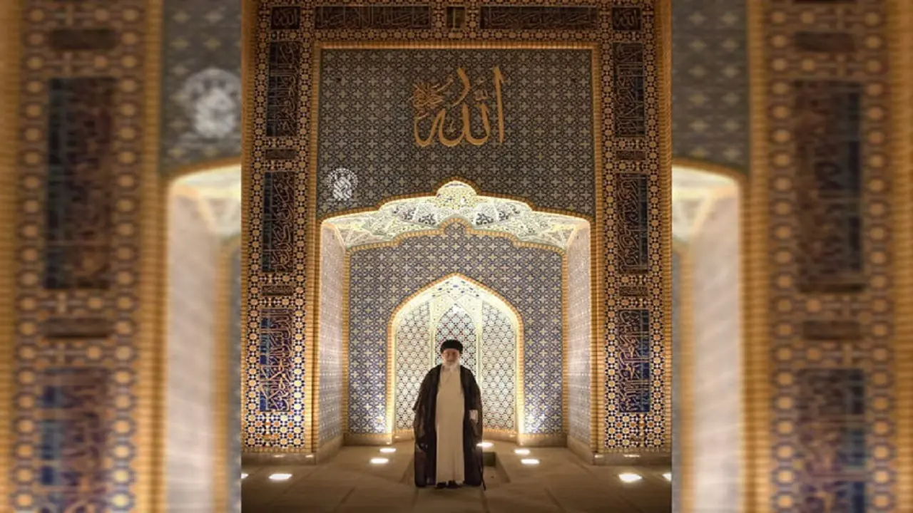  انتشار تصویری از حضور رهبر شهید در حرم حضرت معصومه(س)