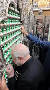 تصویری از اشک ریختن قالیباف در کنار ضریح امام حسین (ع)