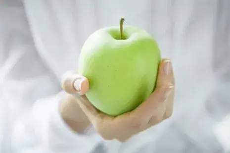 هر روز یک سیب؛ این میوه ساده چه تأثیری بر سلامت بدن دارد؟