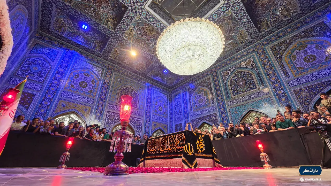  مداحی حاج میثم مطیعی در مراسم شب شهادت امام حسن عسکری و بزرگداشت چهلم «آقای شهید ایران» | آخرین خبر
