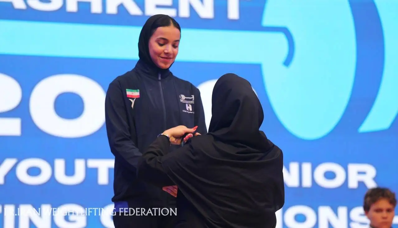 کُری خوانی دختر نوجوان برای قهرمان وزنهبرداری جهان | آخرین خبر