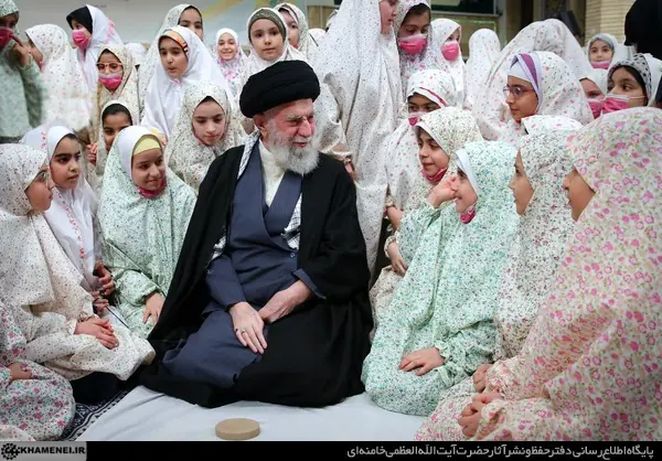  خاطره‌ احساسی دختر بچه معروف عکس جشن فرشته های بیت رهبری از رهبر شهید در برنامه محفل ستاره ها | آخرین خبر