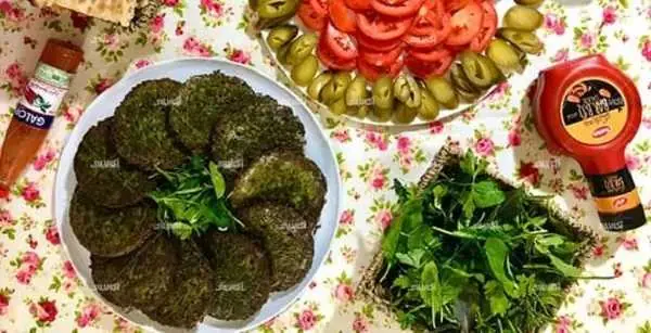 دستور پخت کوکوهای فوری و خوشمزه | ۶ کوکوی راحت و مجلسی با مواد ساده؛ از خوراک کدو سبز و گوجه تا پلو کدو حلوایی / کوکوها را با گوجه، خیارشور و نان تازه سرو کنید