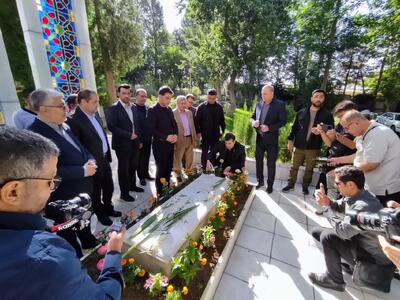 ادای احترام وزیر ورزش و جوانان به مقام شامخ شهدای کردستان