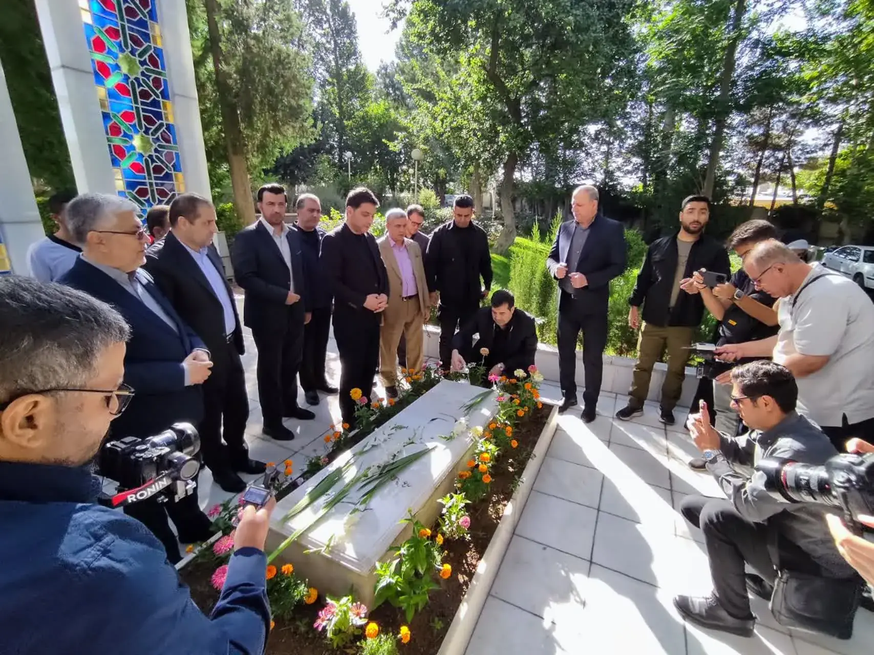  ادای احترام وزیر ورزش و جوانان به مقام شامخ شهدای کردستان
