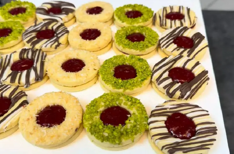 طرز تهیه شیرینی مشهدی نرم و بازاری با مارمالاد توت فرنگی