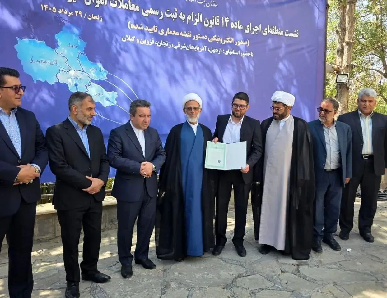 اهدای ۱۰۸ سند بازار تاریخی زنجان پس از ۹۹ سال/ تأکید رئیس سازمان ثبت بر حمایت از بخش خصوصی
