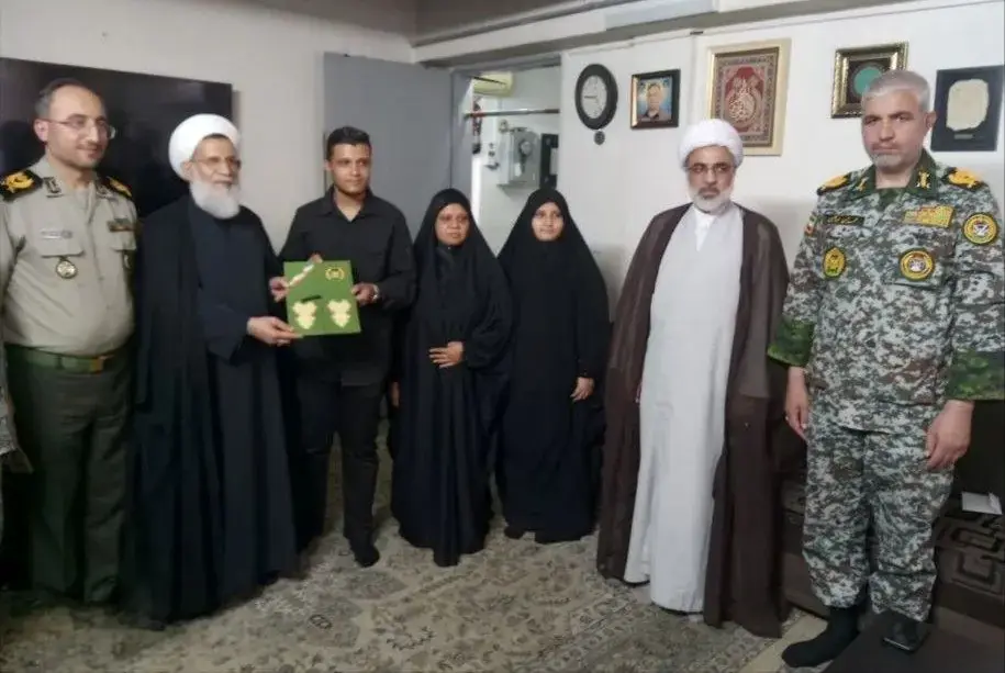 دیدار رئیس سازمان عقیدتی سیاسی ارتش با خانواده شهدای پدافند هوایی ارتش