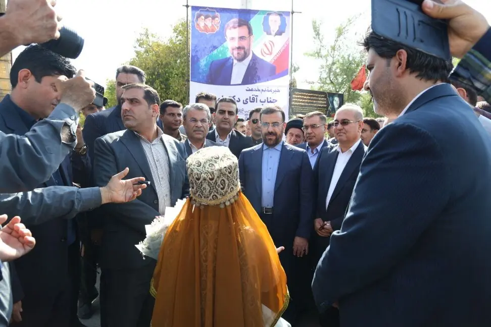 استاندار فارس در کازرون؛ از افتتاح طرح آموزشی تا بررسی موانع تولید