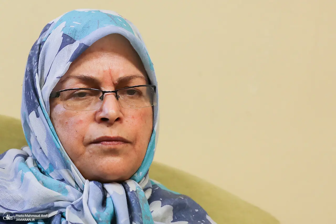 آذر منصوری: ما طی نامهای سربسته، خواستار دیدار با رهبری شهید شده بودیم/ حدود ۴۰ روز بعد با من تماس گرفتند و گفتند طبق تشخیص ایشان، من با معاون سیاسی بیت یعنی آقای حسین محمدی دیدار کنم/ گفتوگوهای خیلی خوبی در آنجا شکل گرفت