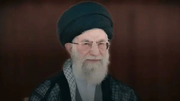  عکس | تصویری از حضور رهبر شهید در حرم حضرت فاطمه معصومه علیهاالسلام