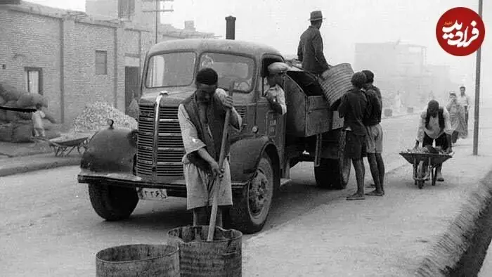 عکس/ رفتگران در حال کار کردن با پای برهنه در تهران دهه ۳۰