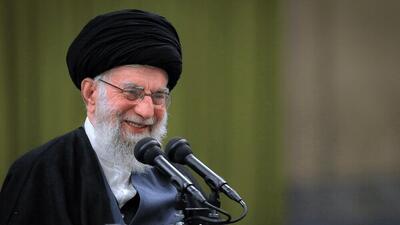 ببینید | تصاویری منتشر نشده از سخنرانی رهبر شهید انقلاب در حرم مطهر امام رضا علیهالسلام