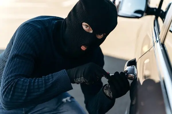 سارق و متأخر خودرو در شاهین شهر دستگیر شدند