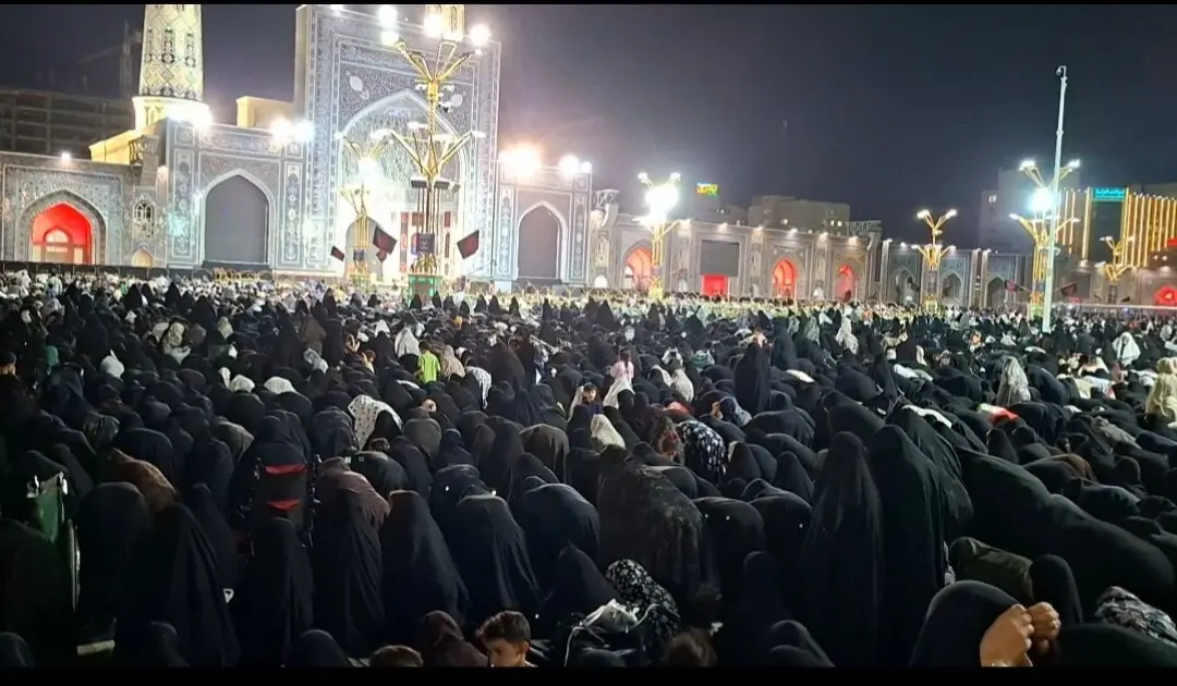حضور گسترده زائران در مراسم چهلم رهبر شهید در حرم امام رضا(ع)