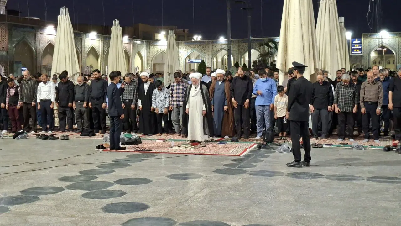  اقامه نماز در حرم رضوی با حضور عزاداران مراسم اربعین تدفین رهبر شهید