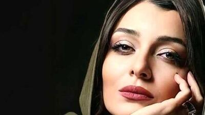  عکس ها / نگاهی به خانه  پُر از عتیقه جات ساره بیات /  از آینه کنده کاری شده با کاسه بشقاب گران قیمت و قدیمی