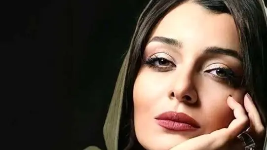 عکس ها / نگاهی به خانه پُر از عتیقه جات ساره بیات / از آینه کنده کاری شده با کاسه بشقاب گران قیمت و قدیمی