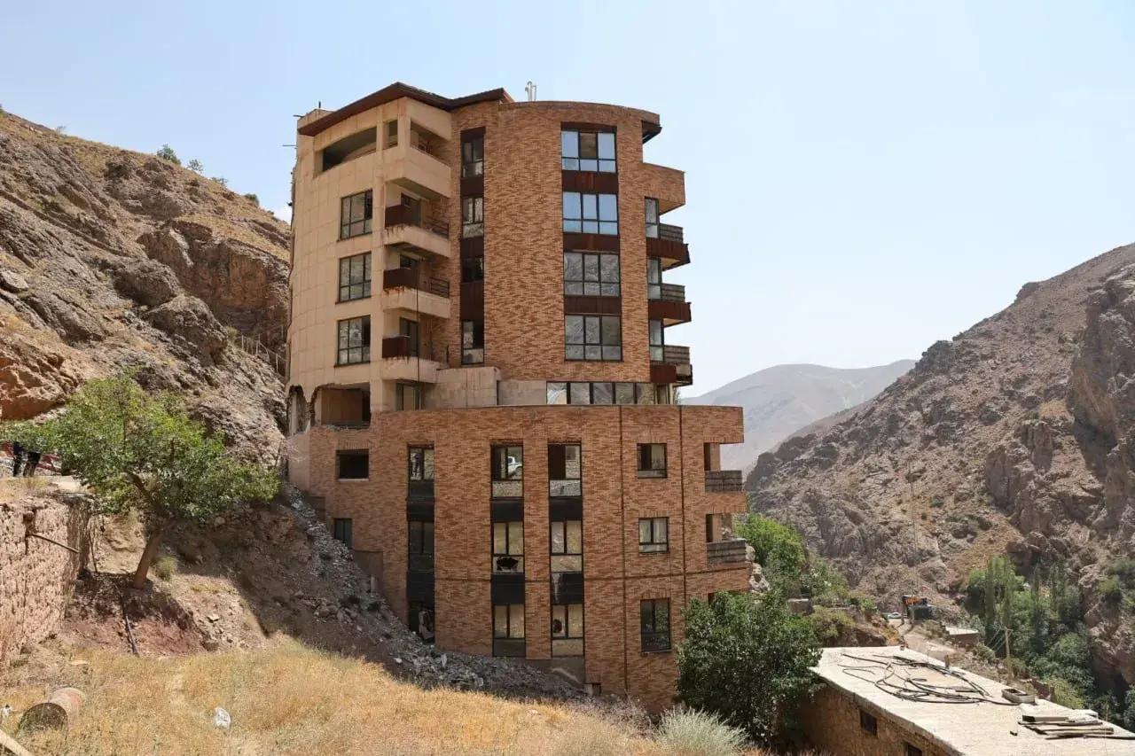 (عکس) تخریب برج ۱۰ طبقۀ ۲ هزار میلیاردی در اراضی ملی میگون