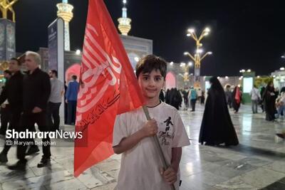 پرچم انتقام بر دوش کودکان | روایتی از حضور فرزندان کوچک ایران در مراسم اربعین رهبر شهید در مشهد