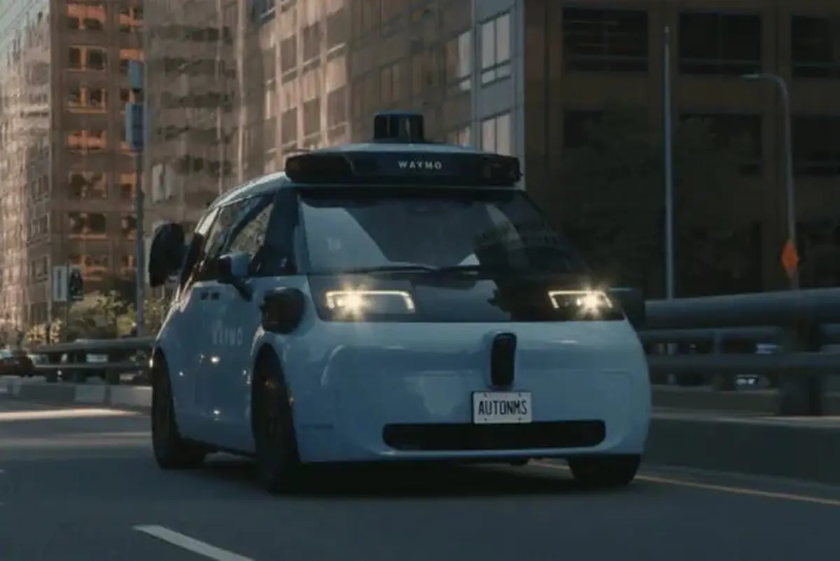 روبوتاکسی Waymo Ojai به Gemini مجهز شد | خودروی خودران حالا با مسافران صحبت میکند