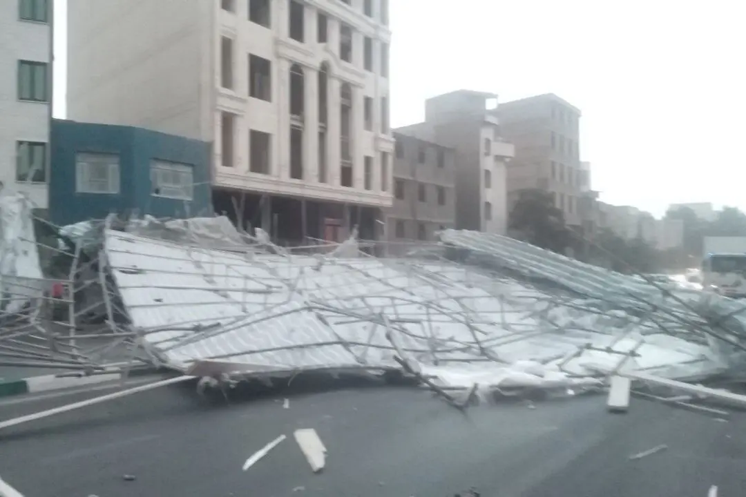  سقوط داربست در لنگرود/ ۱۶ نفر مصدوم شدند