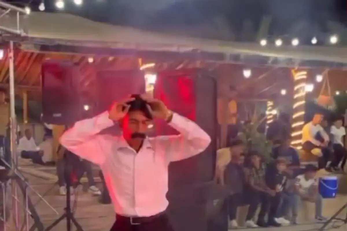 زوم کردن فیلمبردار روی مرد سبک وزن که با انعطاف بینظیر میرقصد