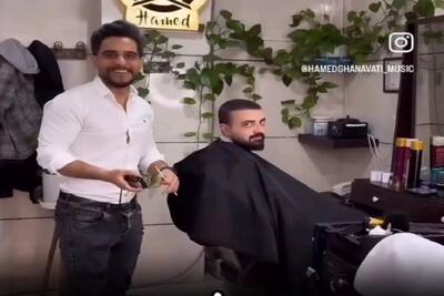 مرد آرایشگر زد زیر آواز مشتری اش فکرش را هم نمیکرد همچین صدایی داشته باشد