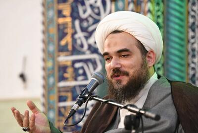 حضور داماد رهبر شهید انقلاب در رواق دارالذکر حرم مطهر رضوی + فیلم
