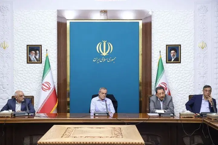 تأکید پزشکیان بر استمرار تولید و فعالیت صنایع