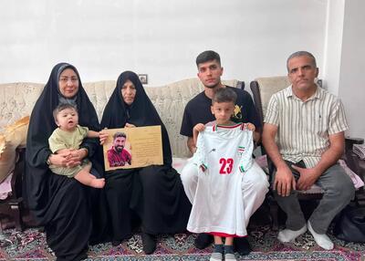 دیدار ستاره سپاهان با خانواده شهید جنگ رمضان