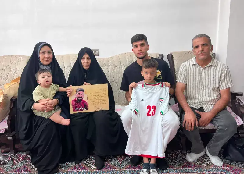 دیدار ستاره سپاهان با خانواده شهید جنگ رمضان