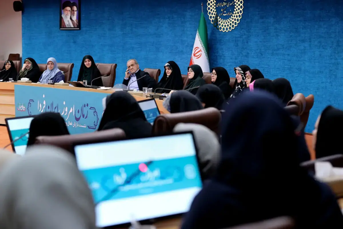  عکس پربازدید از پزشکیان در میان فعالان زن